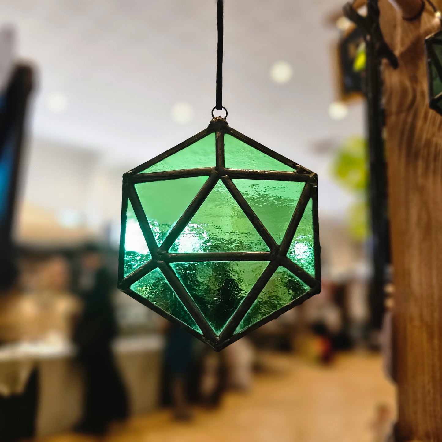 Éclat Critique – Vitrail D20