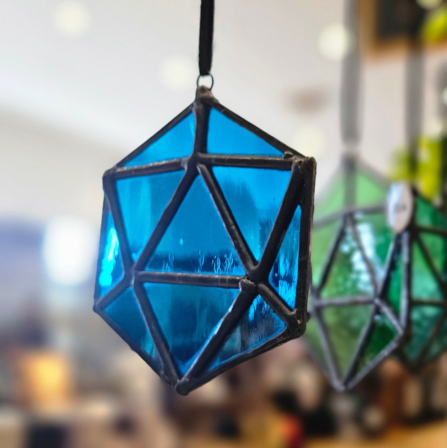 Éclat Critique – Vitrail D20