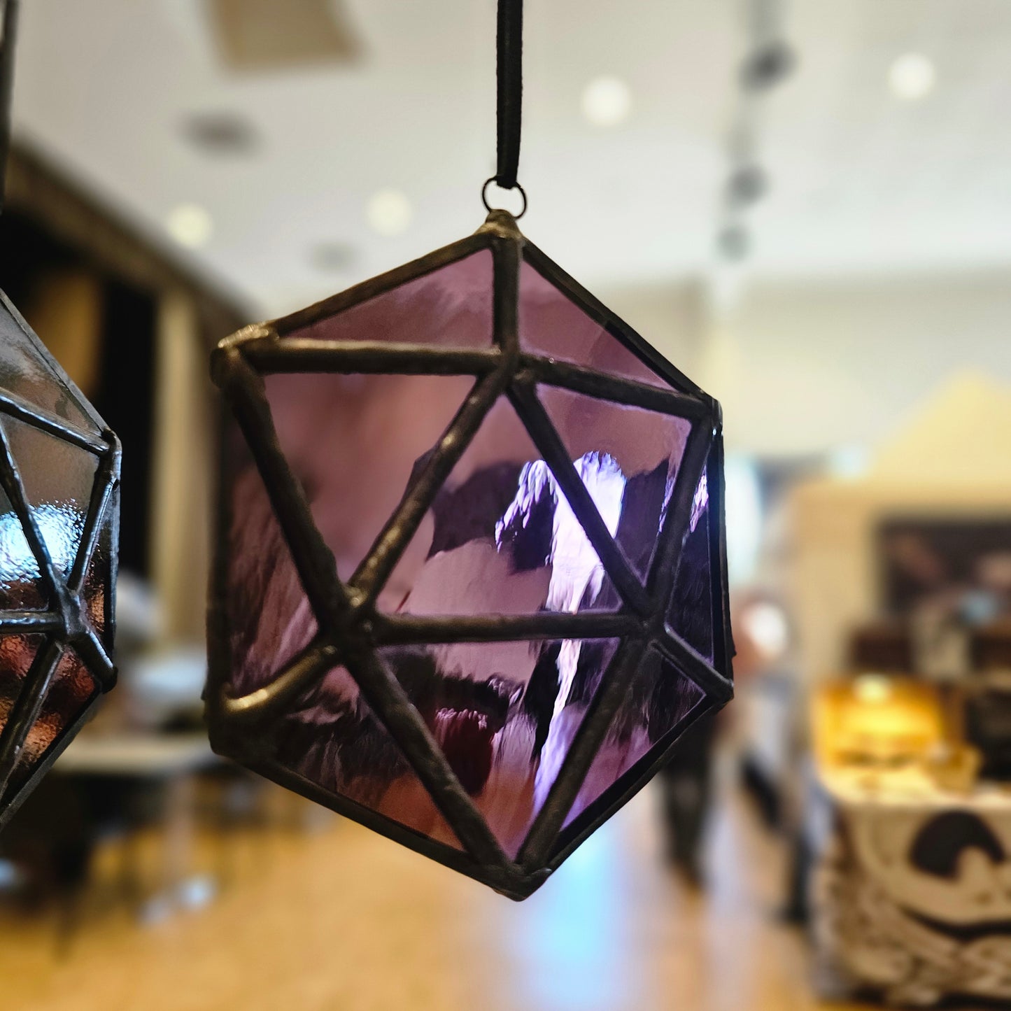 Éclat Critique – Vitrail D20