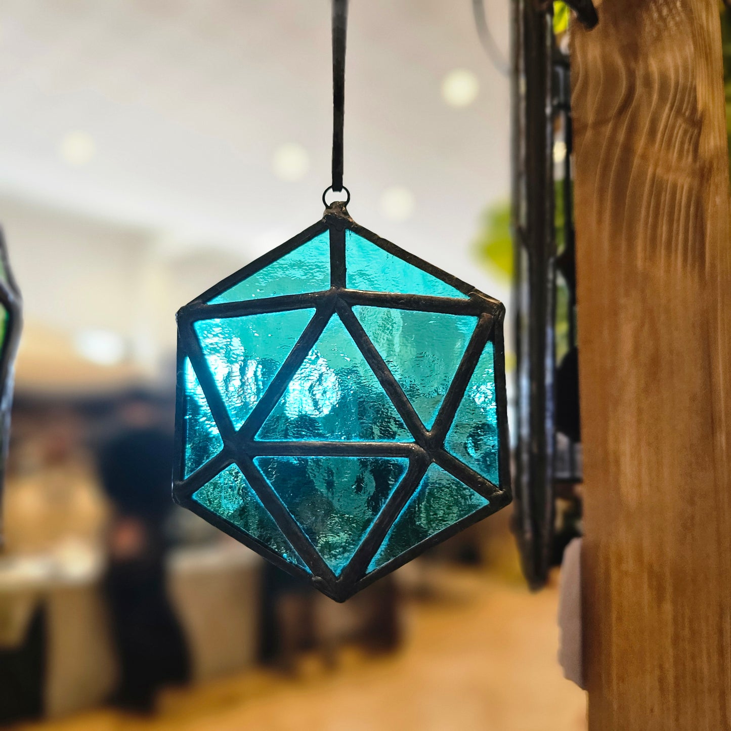 Éclat Critique – Vitrail D20